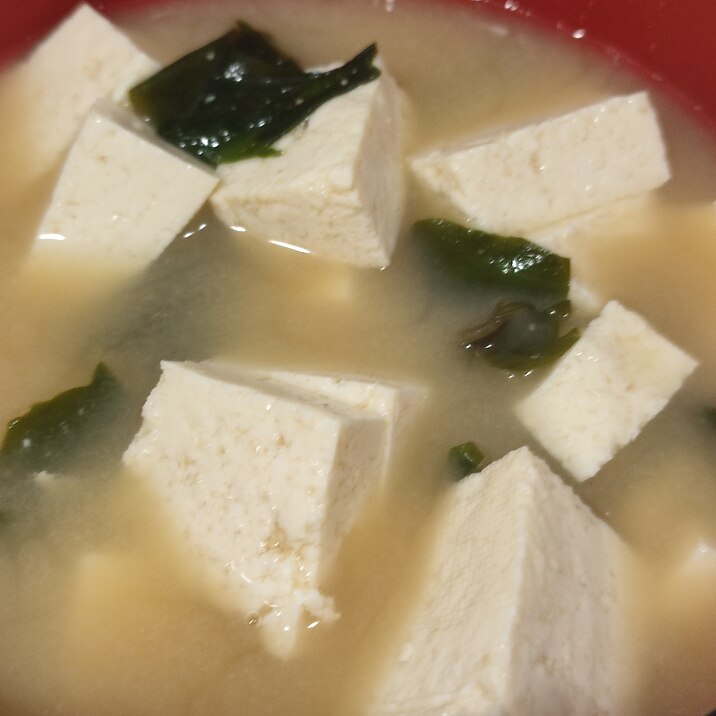 島豆腐と乾燥ワカメの簡単お味噌汁